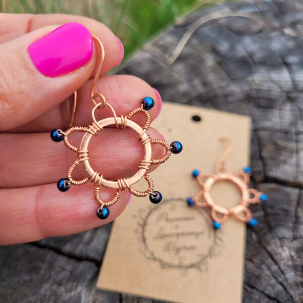 kolczyki miedziane słoneczka z hematytem niebieskim