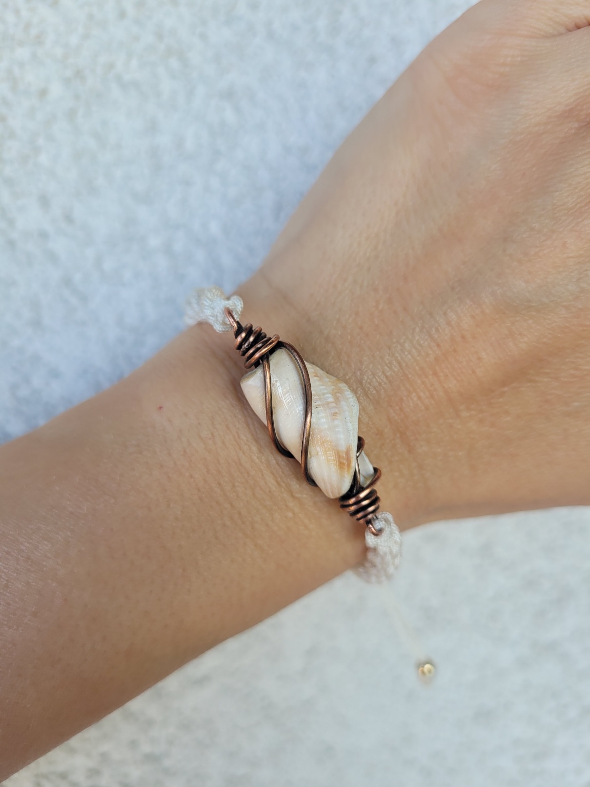 Bransoletka miedziana kremowa spirala andaluzyjska muszla - obrazek 2