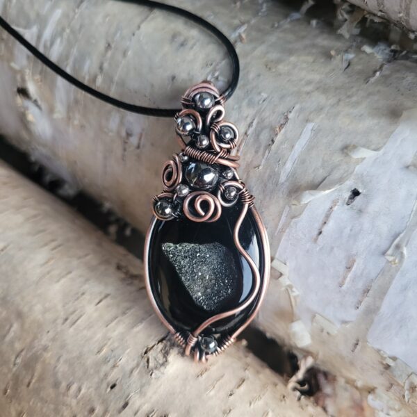 Wisior miedziany onyks owalny z druzą